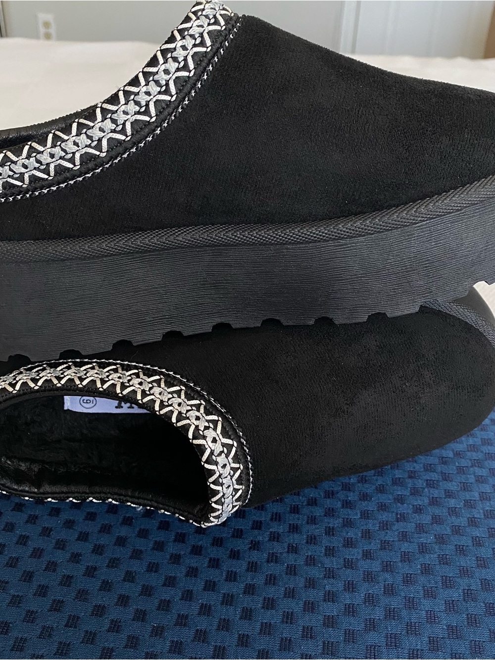 NWT Mudd Stormy Women’s Platform Clogs Black Faux Suede Fur Lined Slippers 6